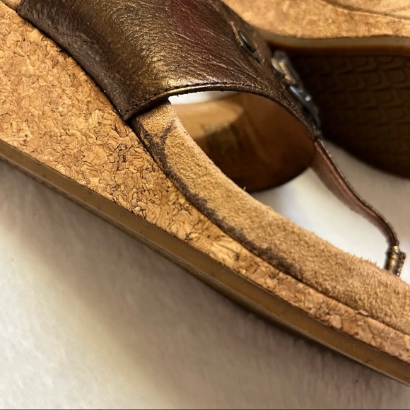 UGG Australia Briella Bronze Wedge Thong Medallion Sandal Womens Size 9 - Picture 7 of 15